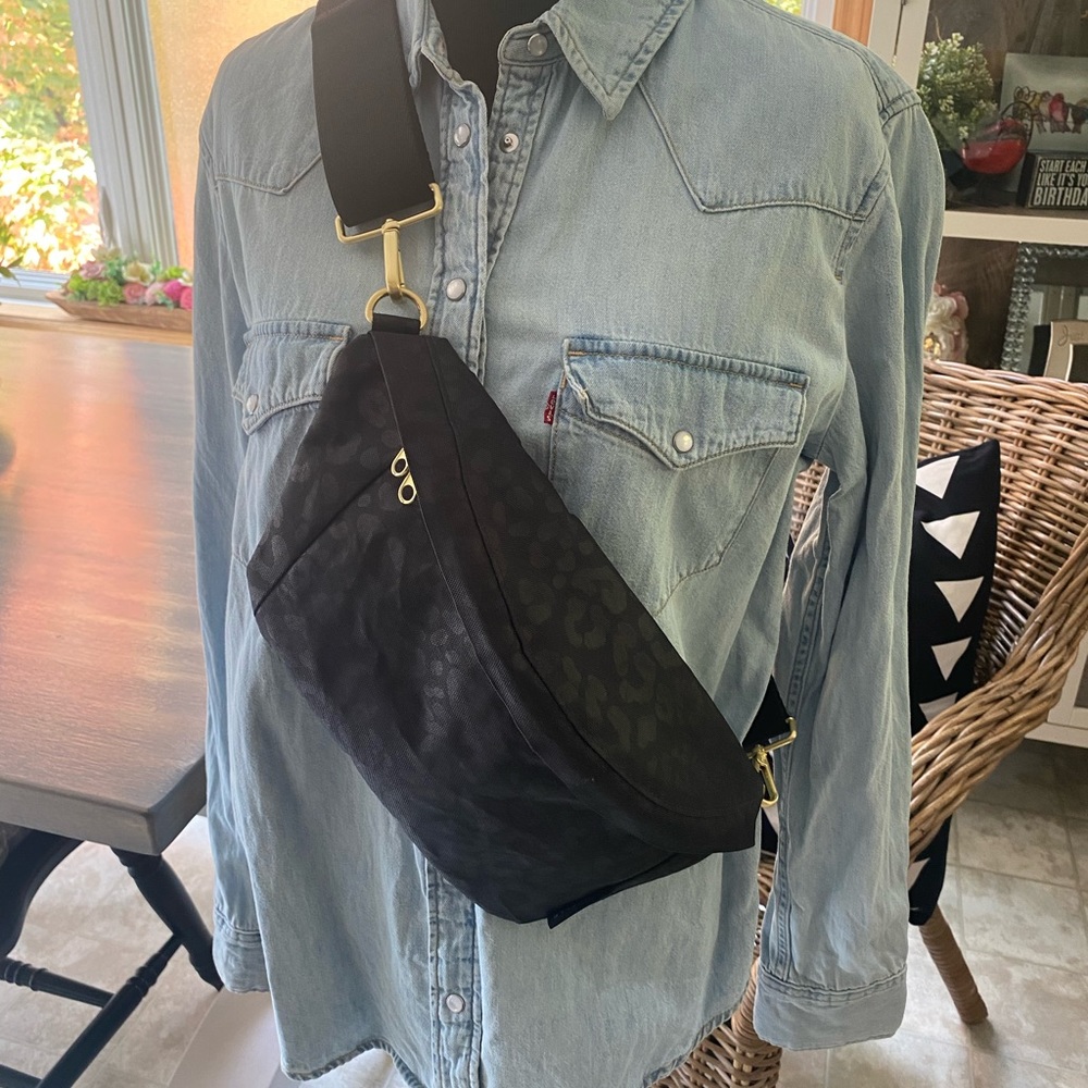Canvelle Fanny pack original size in limited edition black leopard